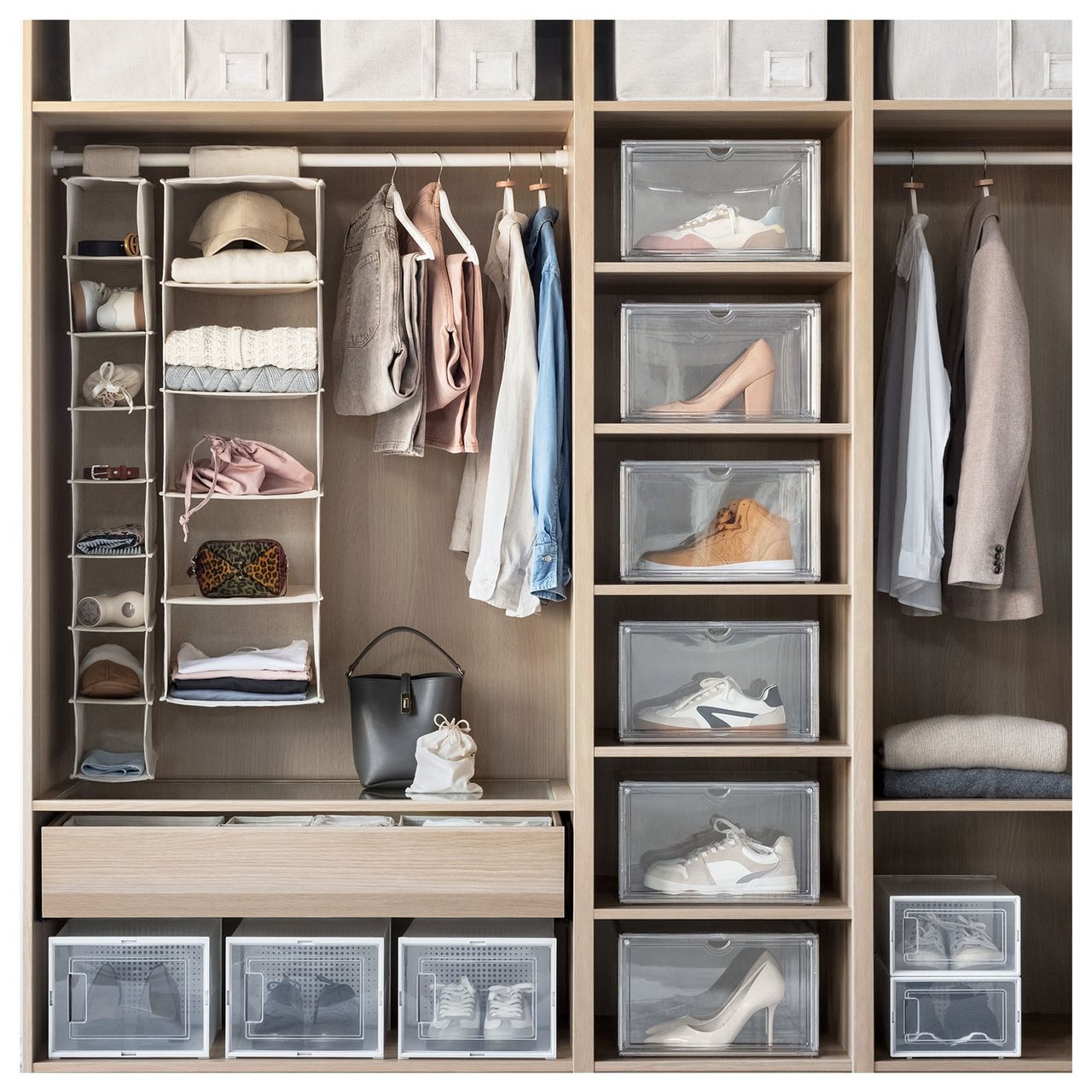 Garderobe med klær, sko og tilbehør i gjennomsiktige bokser og åpne rom.