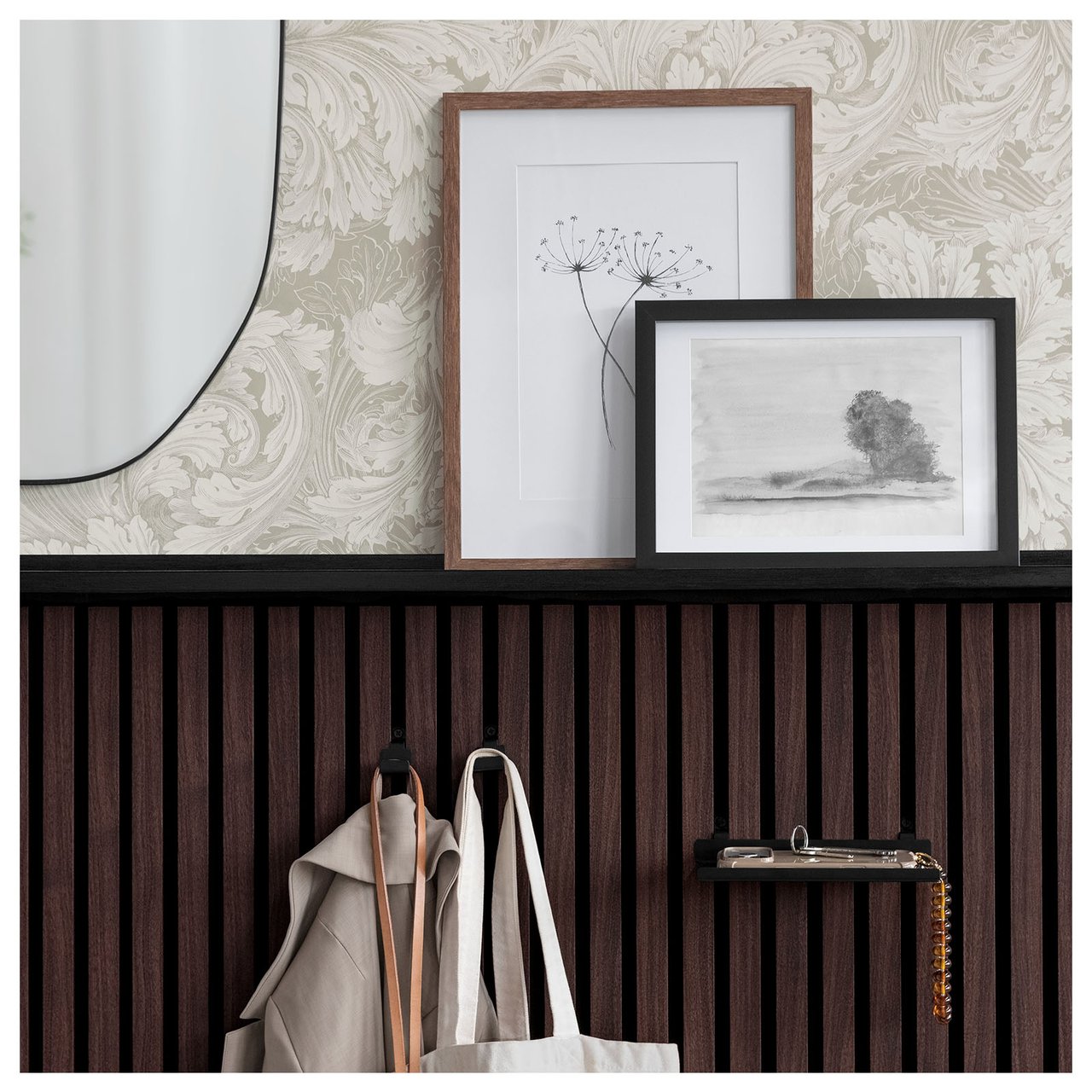 Mörk akustikpanel är monterad som bröstpanel på en tapetserad vägg i en hall. 