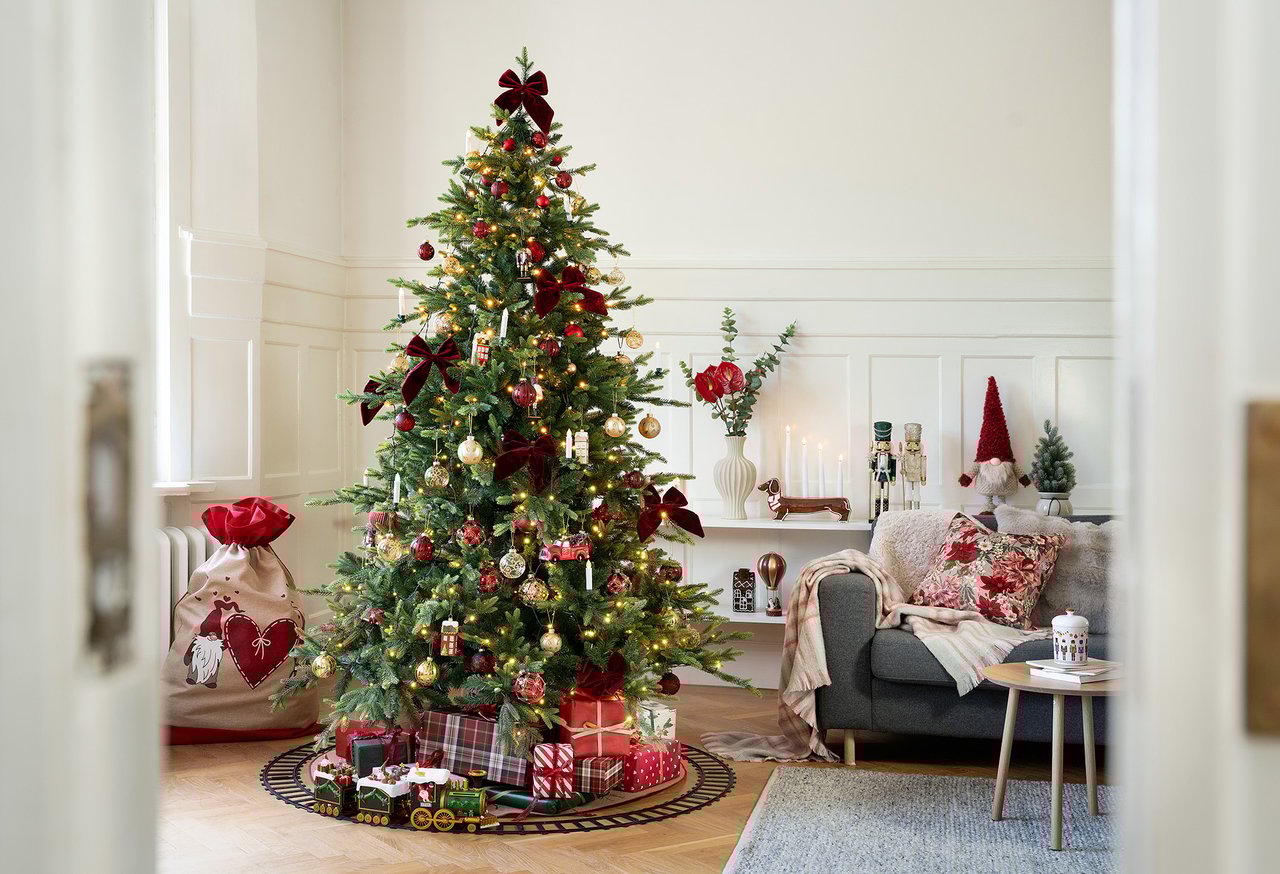 Julepyntet stue med juletre, gaver og dekorasjoner.