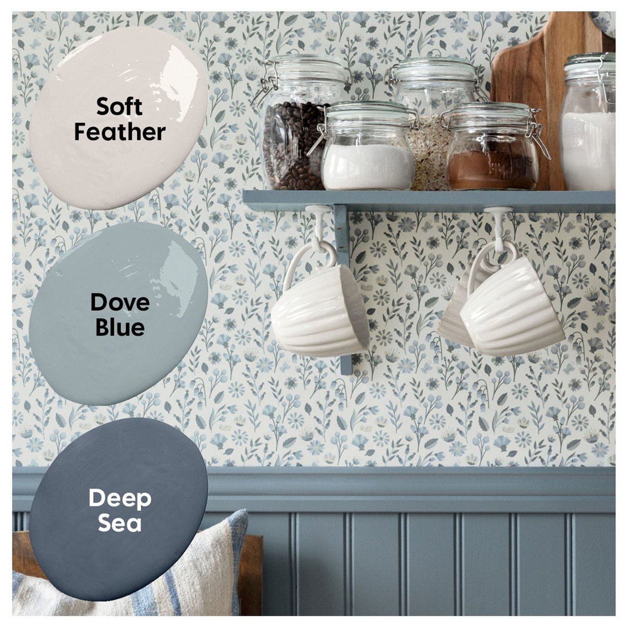 Gemusterte Tapeten, die Farbakzente in passenden Nuancen zeigen.