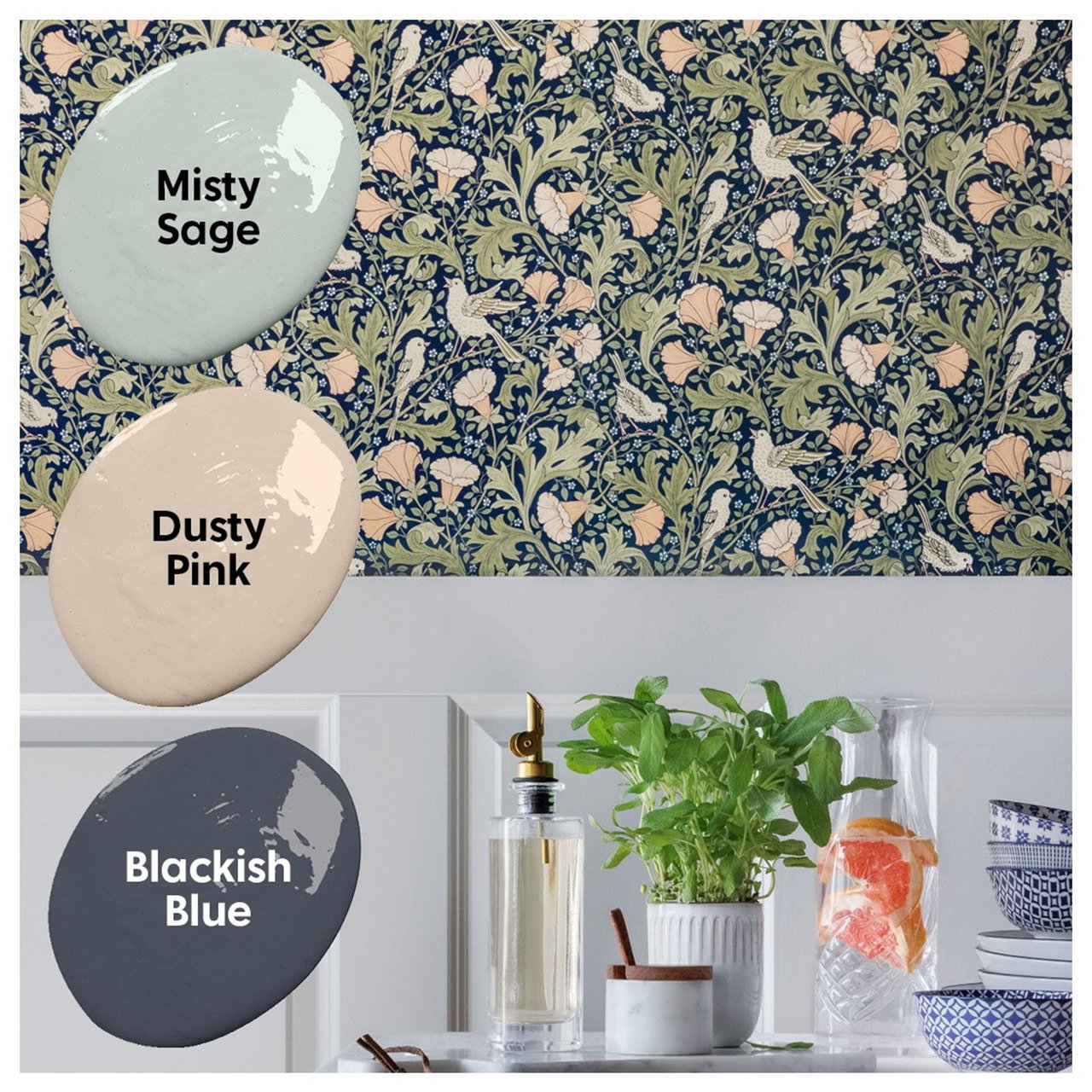 Grün-rosa gemusterte Tapete wird mit drei passenden Farbakzenten gezeigt.