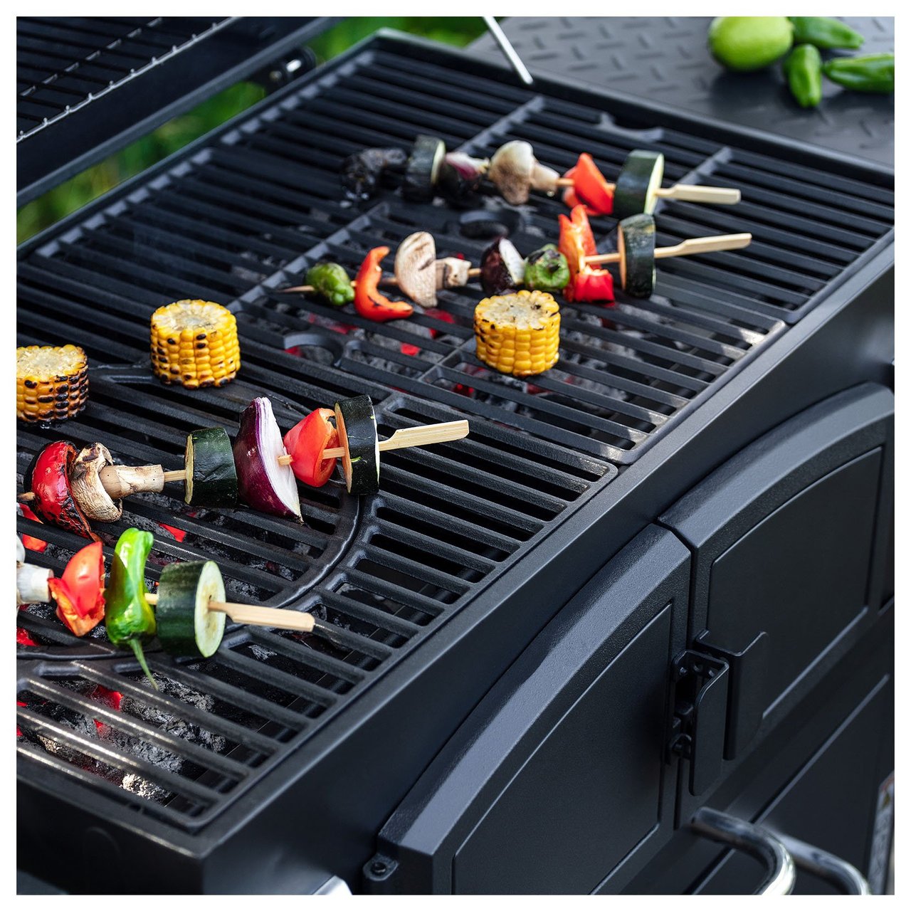 Närbild på grillspett med grönsaker på en grillhäll.