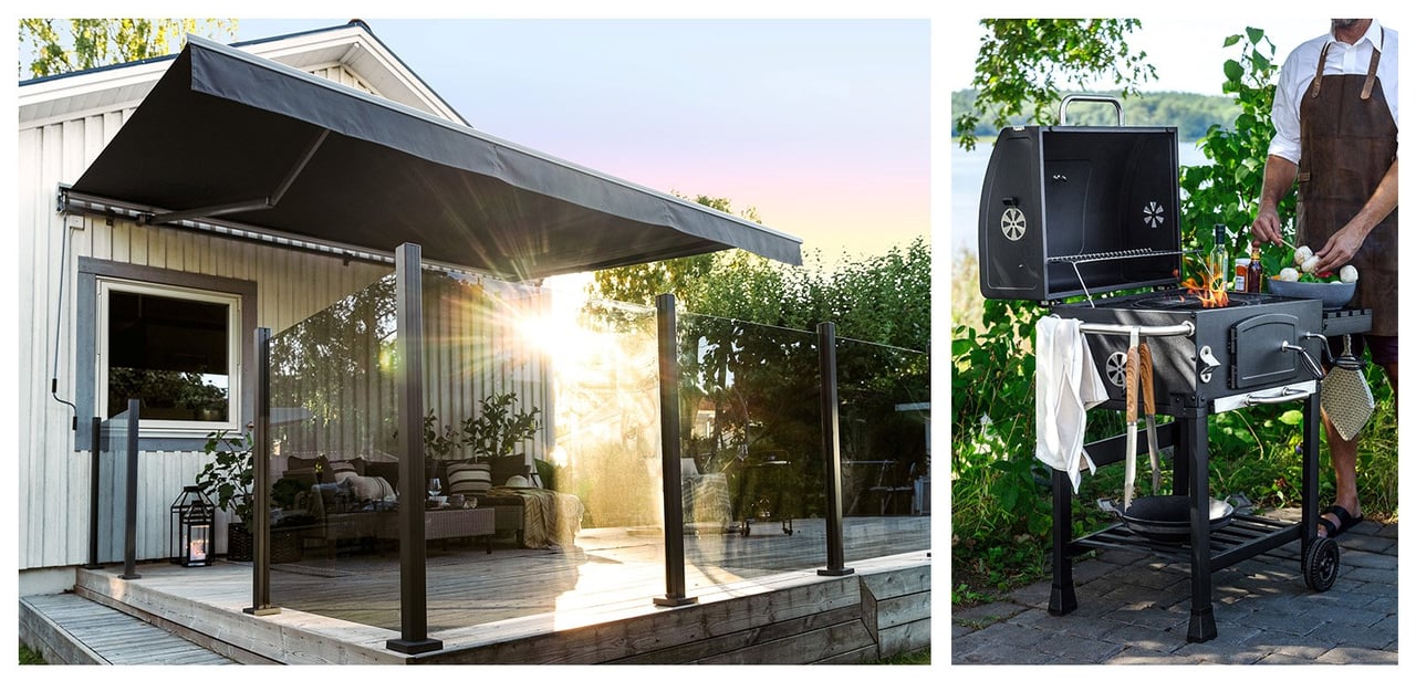 Stor terrasse innrammet av glassgjerde og person som gjør klar grillspyd ved en kullgrill ved plenen.