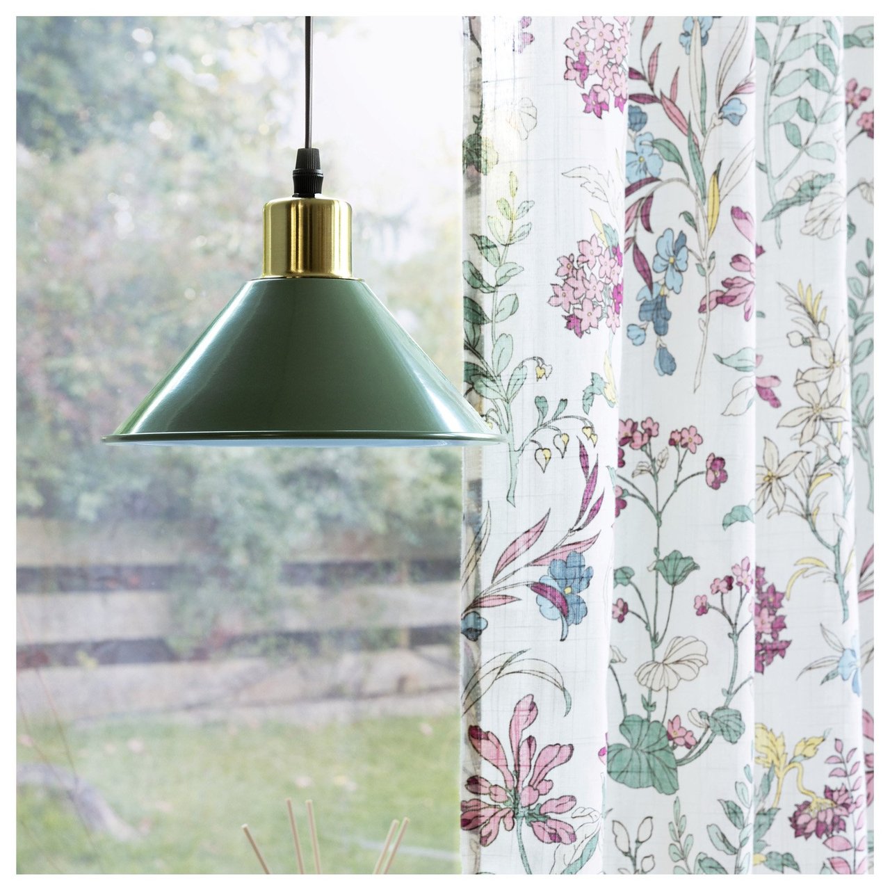 Kegelförmige Deckenlampe aus dunkelgrünem Metall vor einem Fenster mit Blumenvorhängen.