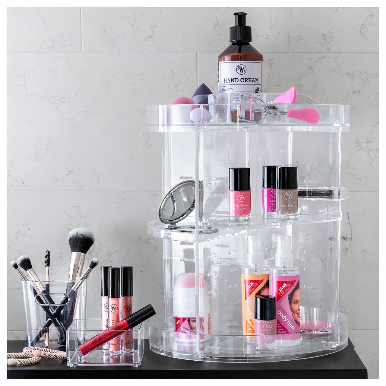 Drehbare Aufbewahrungslösung aus transparentem Kunststoff mit Make-up-Produkten, Nagellack und Seifenspender.