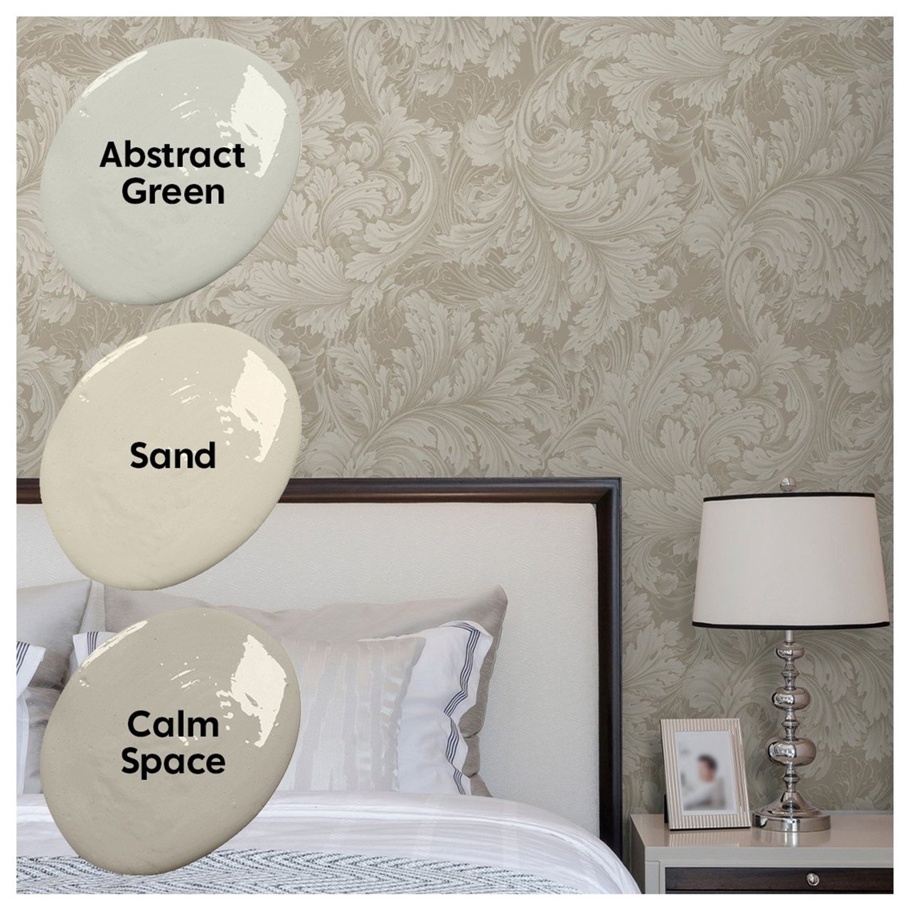 Gemusterte Tapeten, die Farbakzente in passenden Nuancen zeigen.