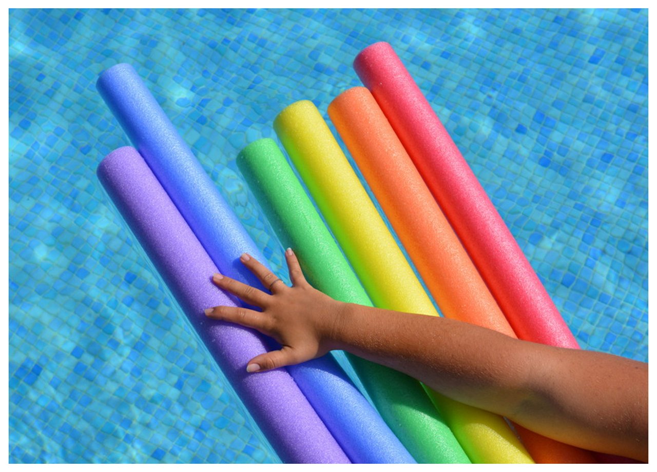 En arm på flytleksaker i olika färger i en pool.