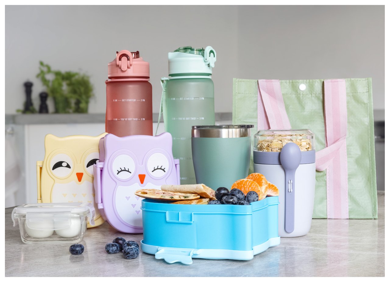 Lekfulla matlådor, vattenflaskor och termosar för barn uppställda på köksbänk.