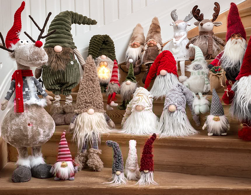 Ulike julefigurer i ulike størrelser står dekorativt plassert i en trapp.