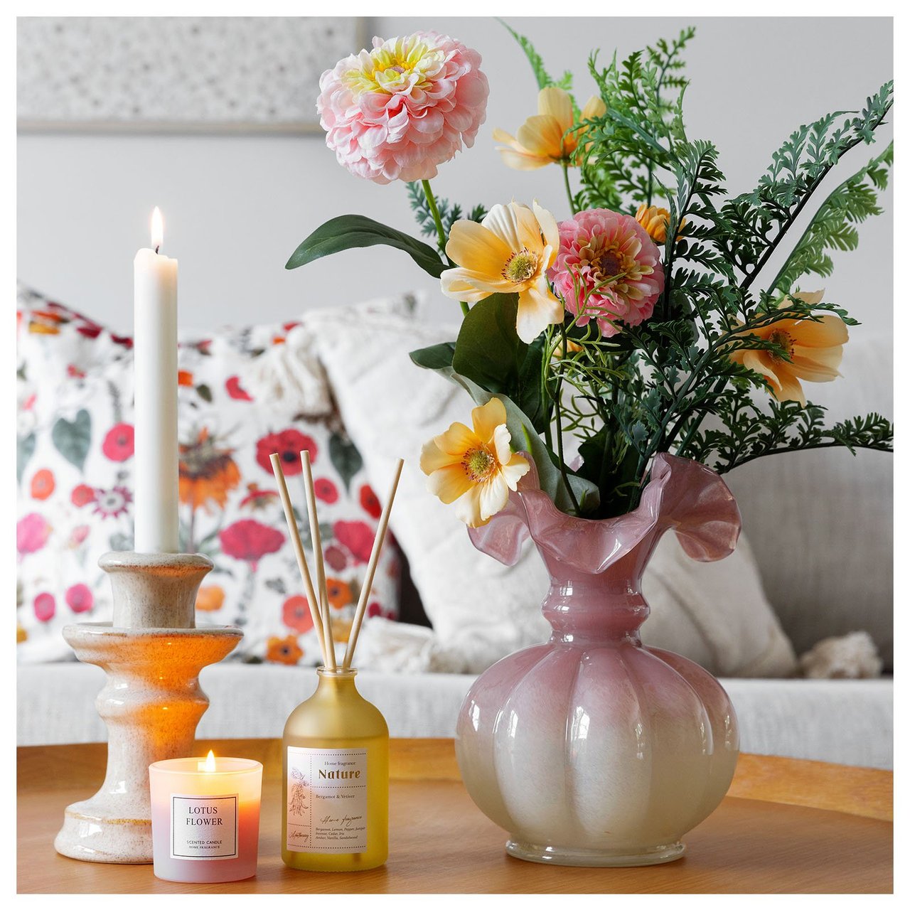 Zwei Kunstblumensträuße in einer Vase.