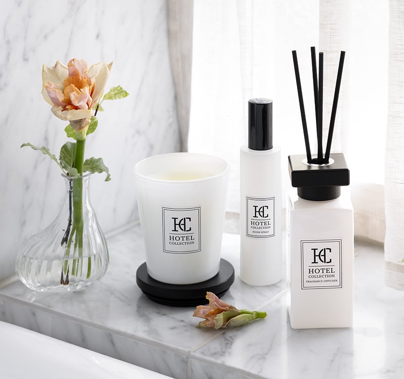 Doftprodukter från Hotel Collection uppställda i ett badrum.