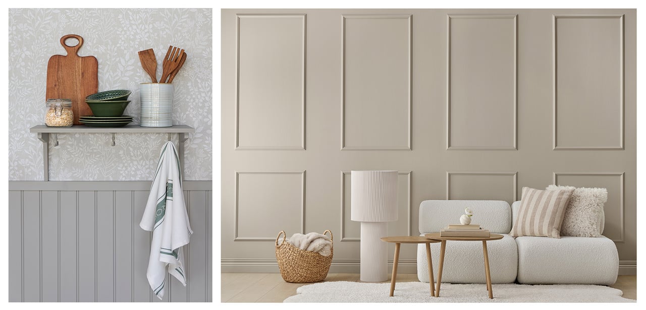 En hylla med köksredskap på en vägg med grå pärlspont och tapet. Vardagsrum med grå-beige vägg och dekorlister.