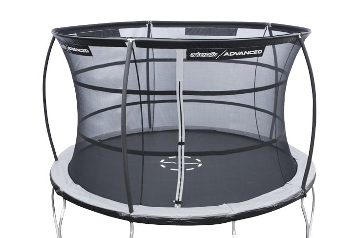 Nahaufnahme eines der mittelgroßen Trampoline von Rusta mit weißem Hintergrund.