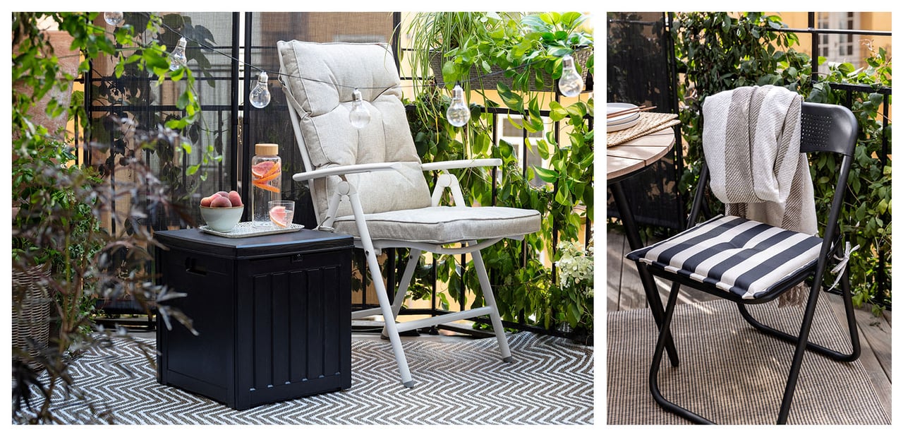 Beiges Polster mit hoher Rückenlehne in weißem Positionsstuhl, neben kleiner schwarzer Auflagenbox. Schwarzer Stuhl mit schwarz-weiß gestreiftem Sitzpolster.