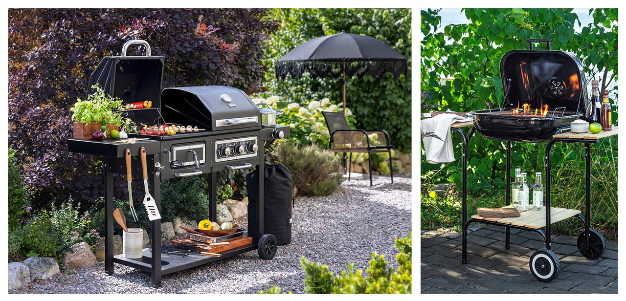 Zwei verschiedene Arten von Outdoor-Grills im Garten mit Grünpflanzen und Sonnenschirm im Hintergrund.