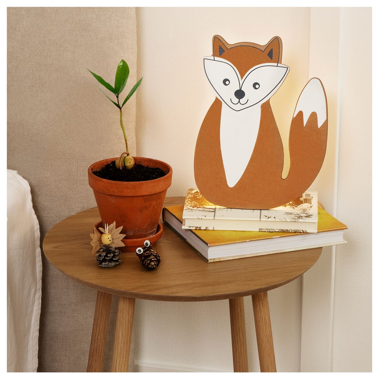 Lampe in Form eines Fuchses auf dem Nachttisch.