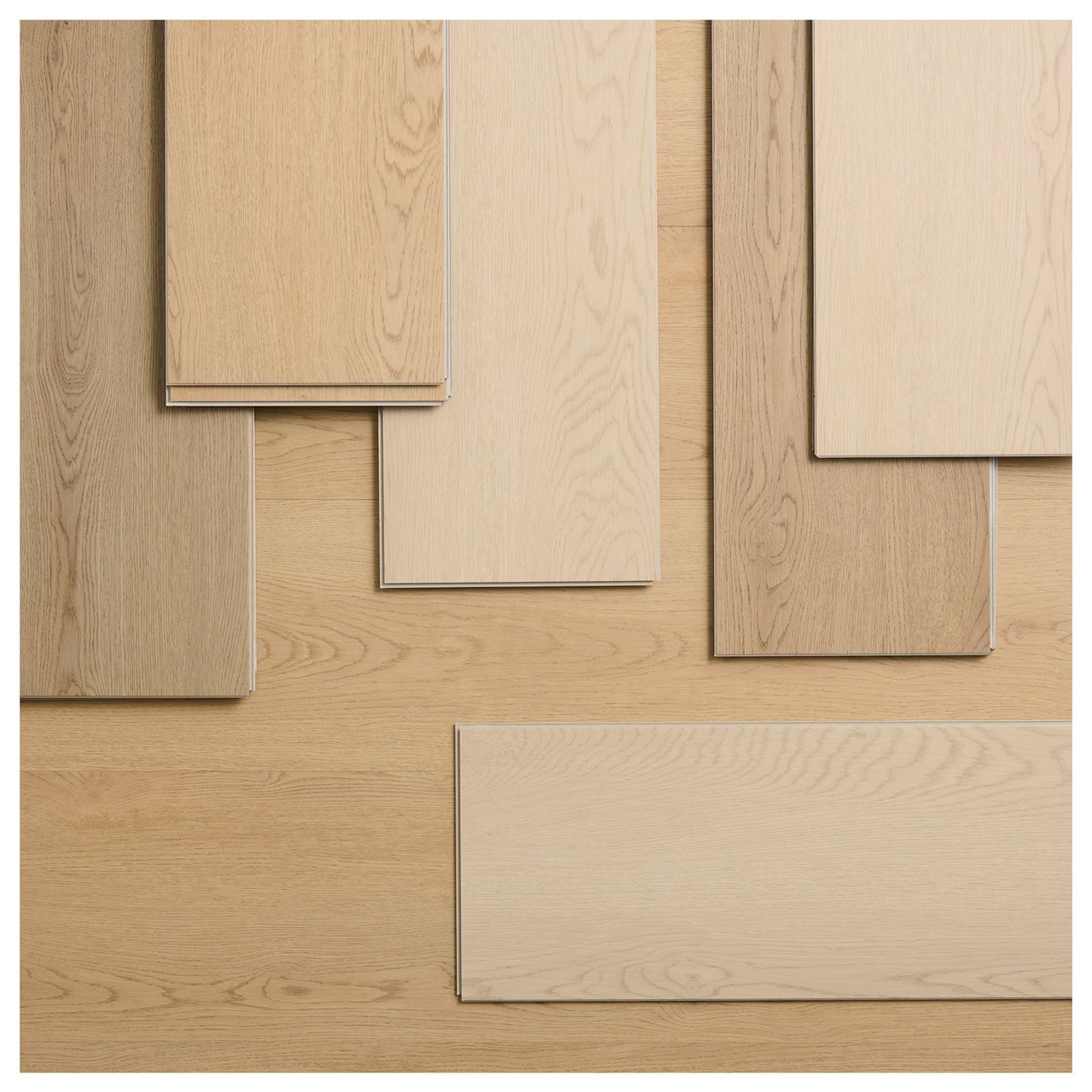 Närbild på klickgolv med olika nyanser i trä.