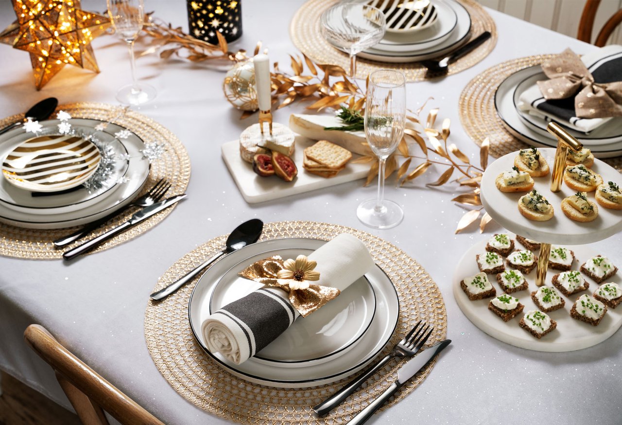 Festdekket bord med småretter på etasjefat.