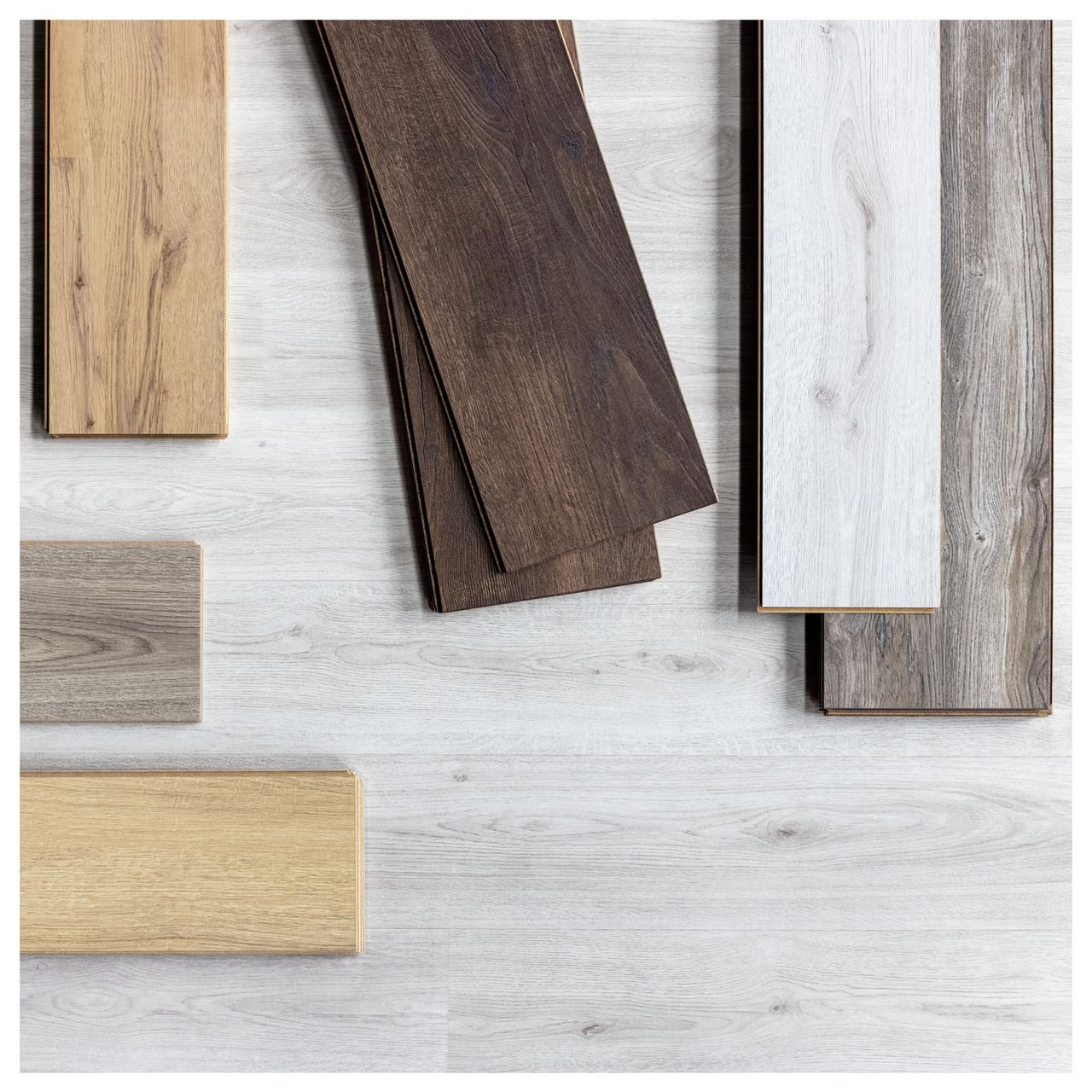Närbild på olika laminatgolv i trä som har olika nyanser och träslag.
