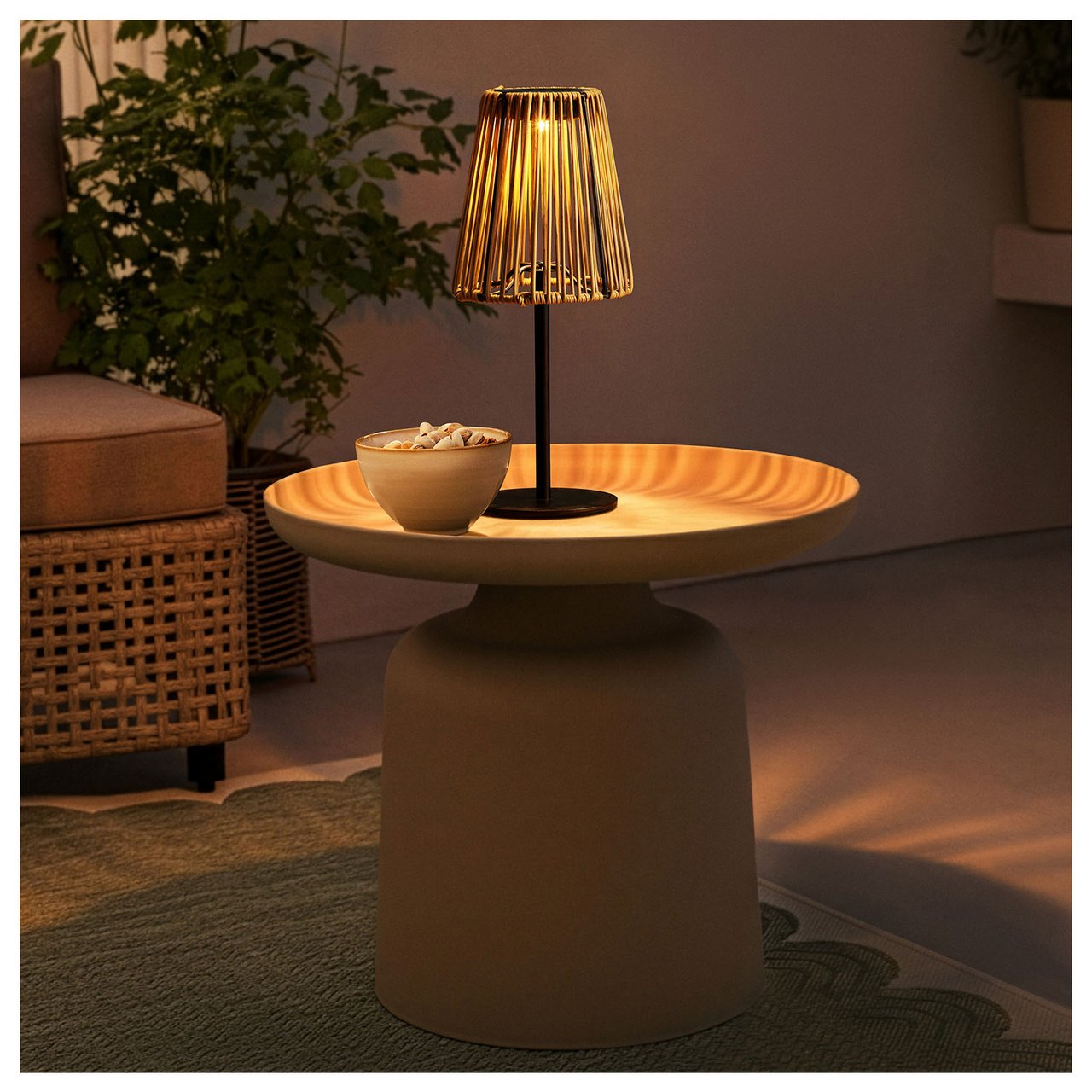 Solcellslampa på ett bord på en uteplats.