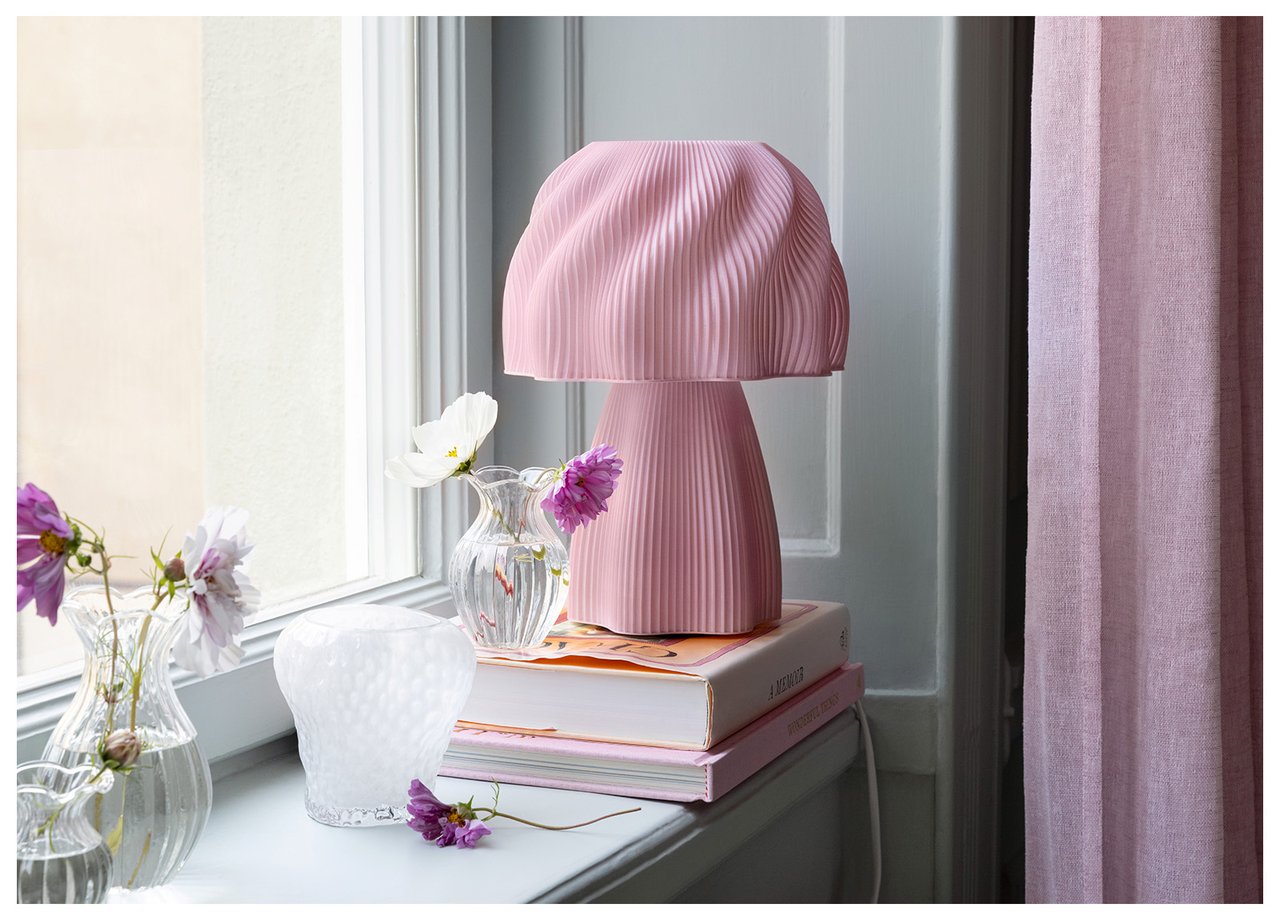 Fensterbrett mit rosa Tischlampe und Blumen in einer Vase.