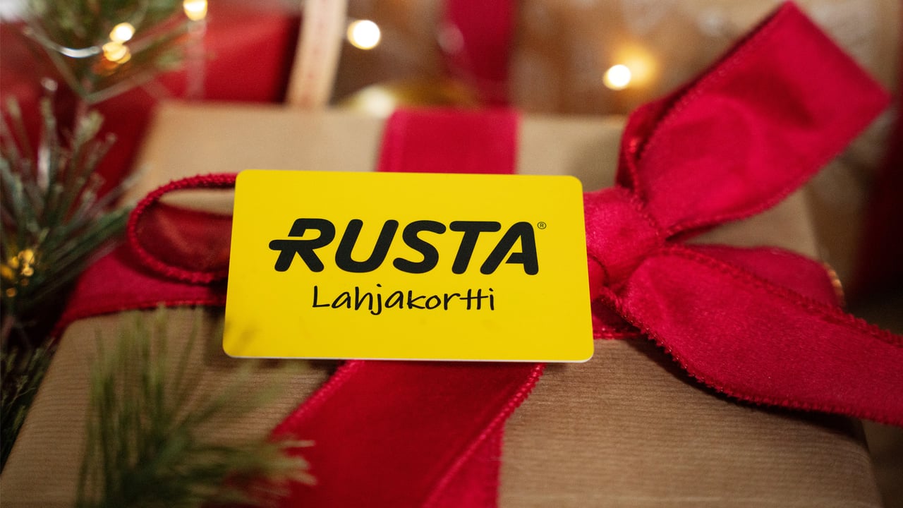 Rustan lahjakortti joululahjan päällä.