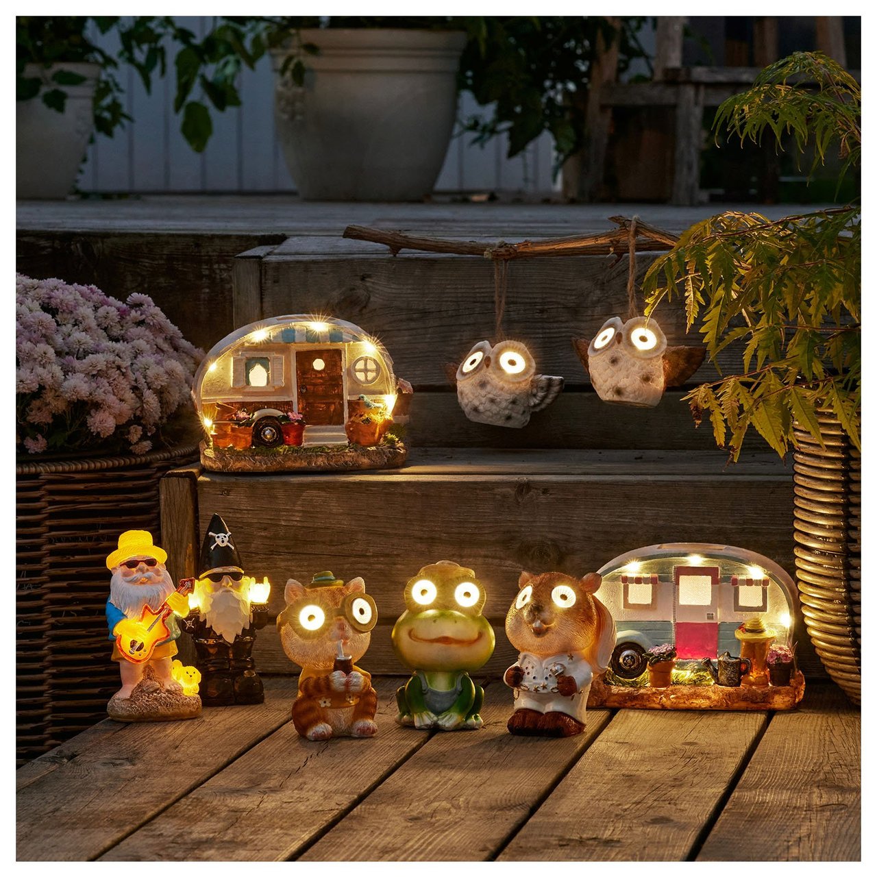 Utomhusdekoration med solcellsfigurer i form av olika små djur, husvagnar och tomtar.