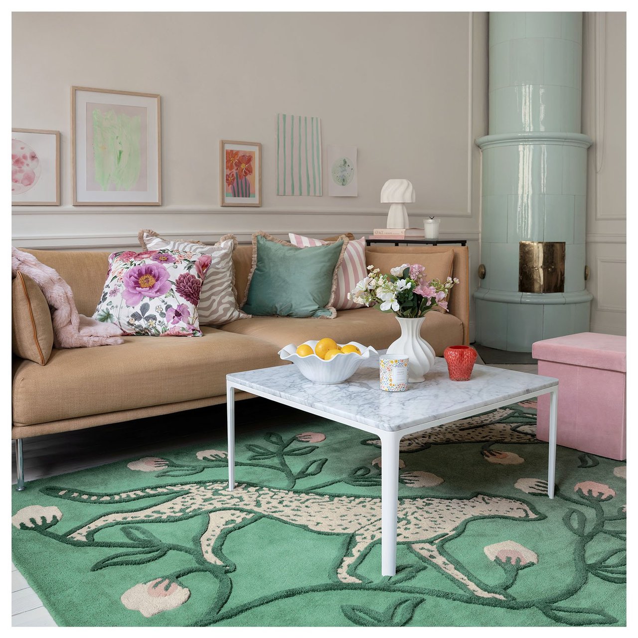 Tepper med klør Dyremønster er hottere enn noensinne, noe som virkelig synes blant vårens tepper fra Rusta.   – La teppet bli et skikkelig blikkfang!   Som i det grønne teppet Cheetah, som prydes av kattedyr og blomsterranker. Det blir nesten som et maleri på gulvet. For den som ikke vil dra det like langt, finnes det også gangtepper i bomull med tigermotiv. En superenkel måte å få til en stil som tiltrekker seg oppmerksomhet.