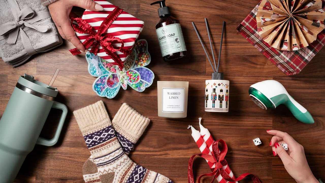 Weihnachtsgeschenke und ein Würfel auf einem Tisch.