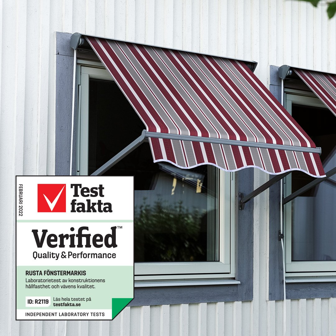 Fönstermarkis med randigt tyg.