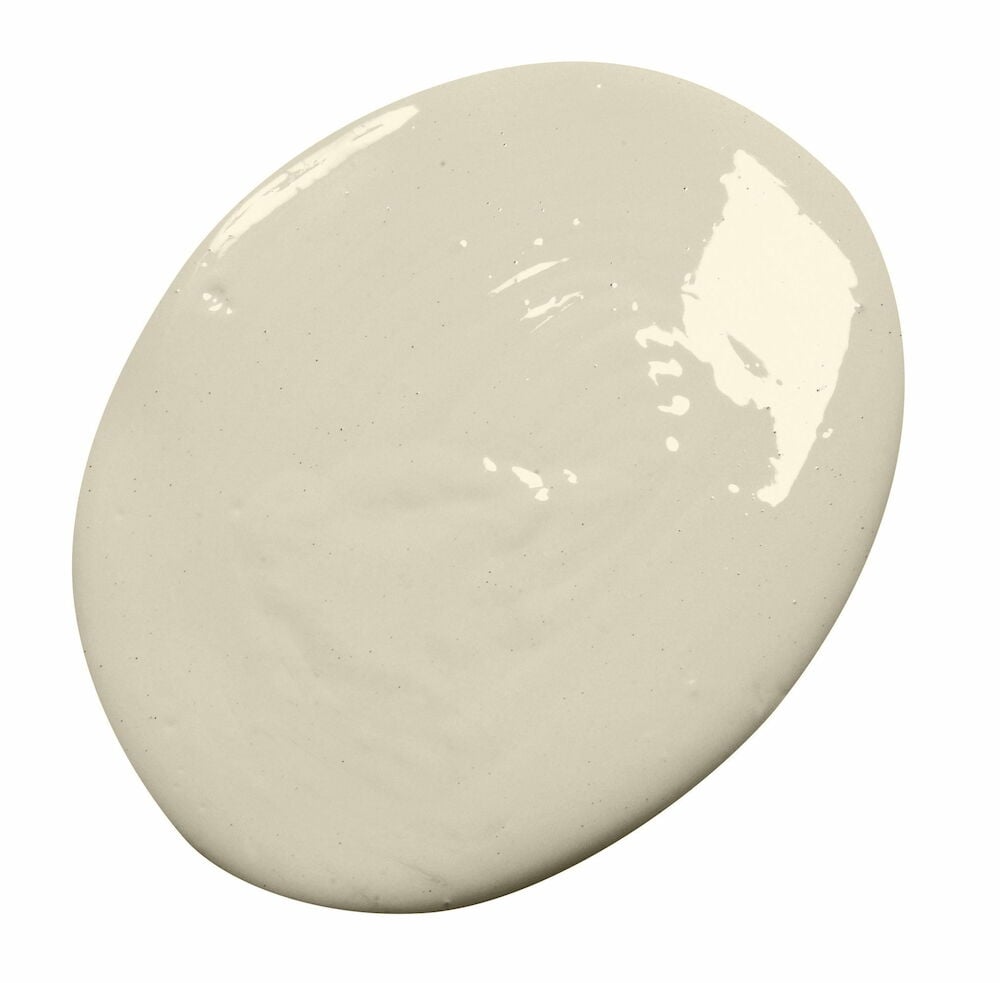 Hiekanvärinen puolikiiltävä lakkamaali pisaran muodossa.