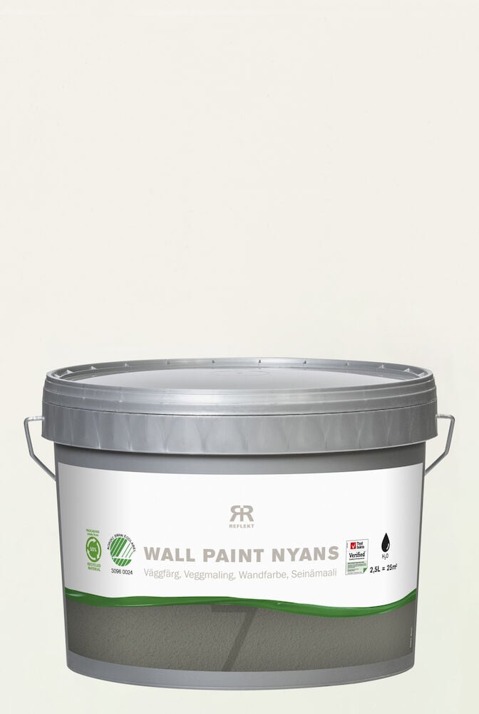 En grå plasthink med etikett för väggfärg.