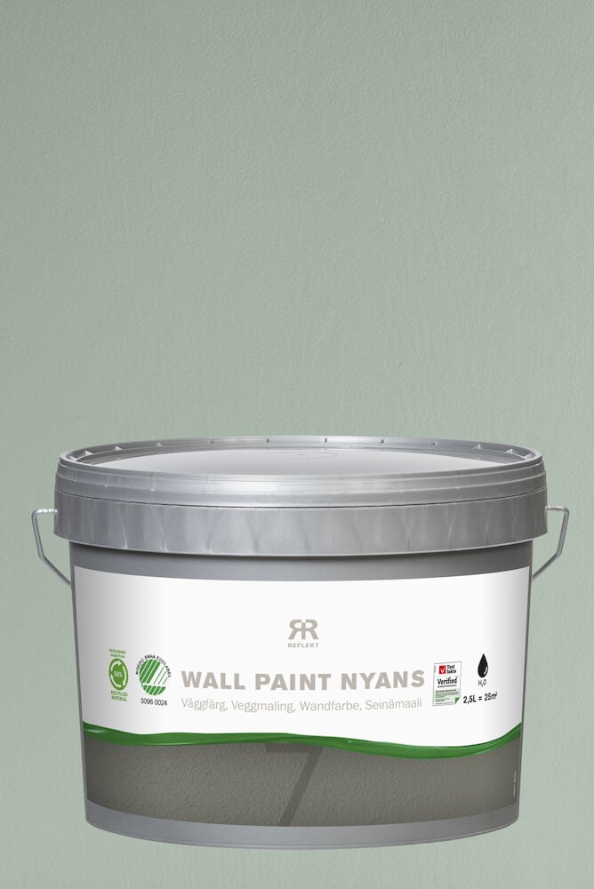 Grågrønn veggbøtte på lysegrønn malt vegg.