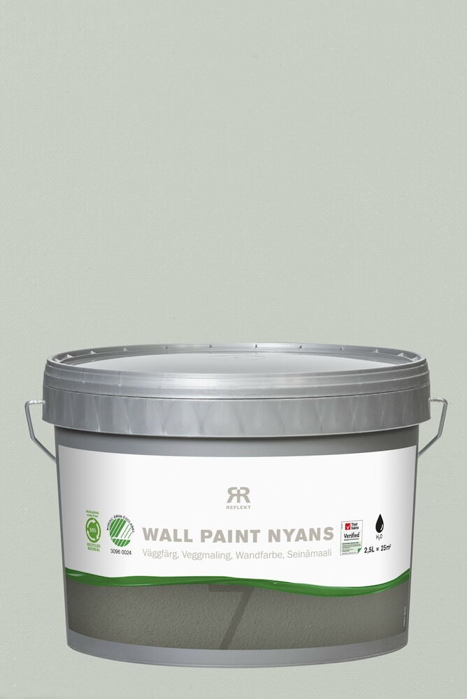 Grå hink med väggfärg på ljus bakgrund.