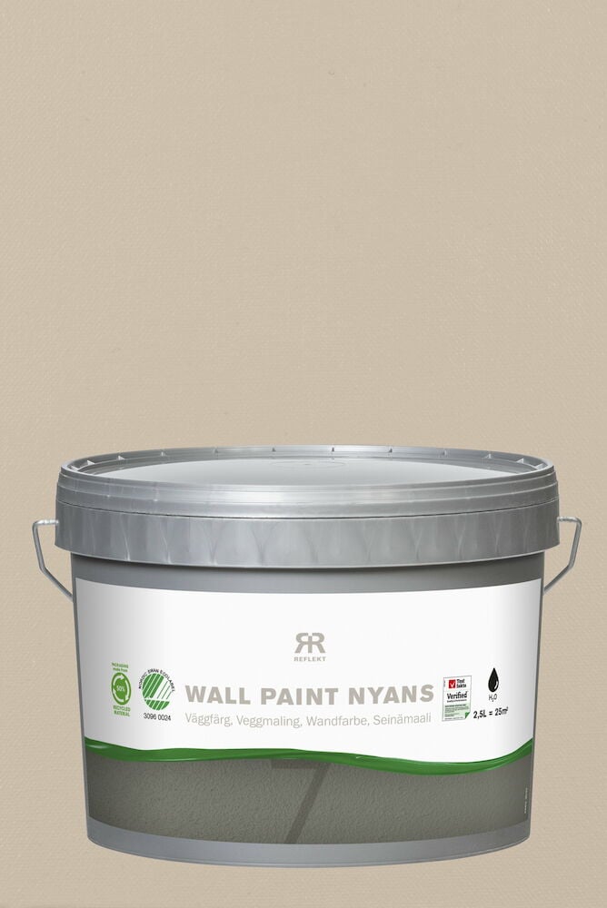 En grå plasthink med väggfärg mot beige bakgrund.