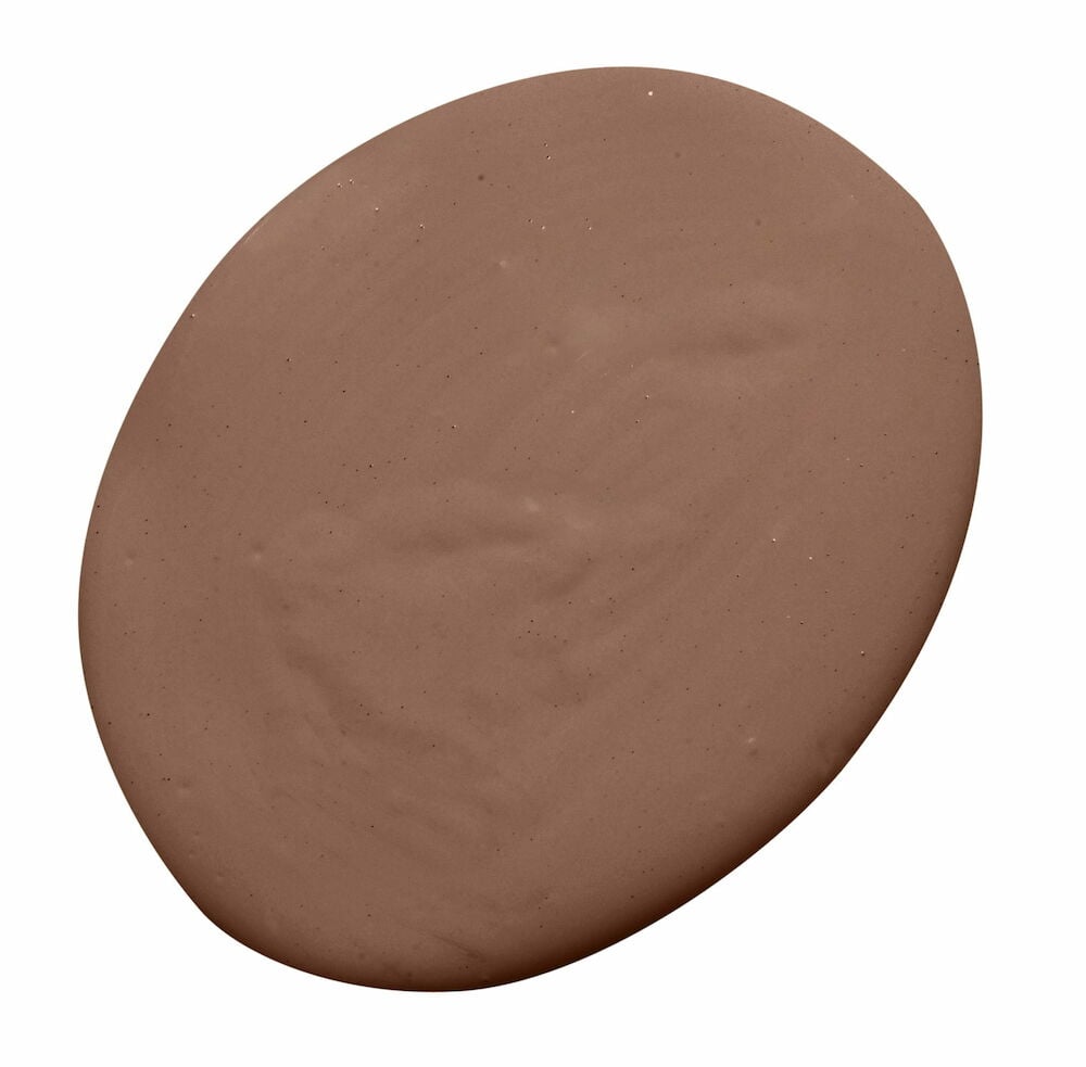 En oval klick helmatt färg i bränd röd nyans.