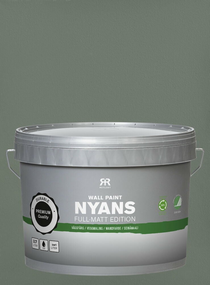 Grå hink väggfärg framför grönmålad vägg.