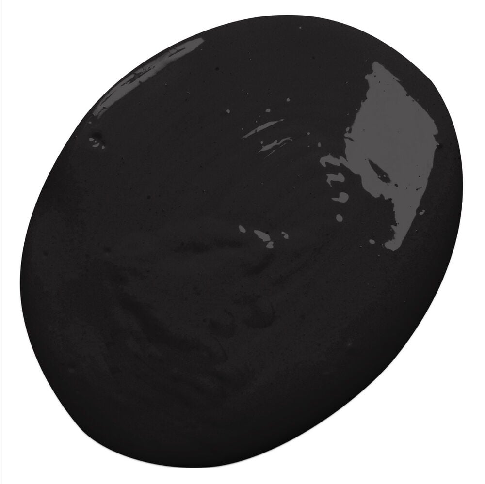 Lätäkkö mustaa Seinämaali Nyans Liquorice, jossa on hieman tekstuuria valkoisella taustalla.