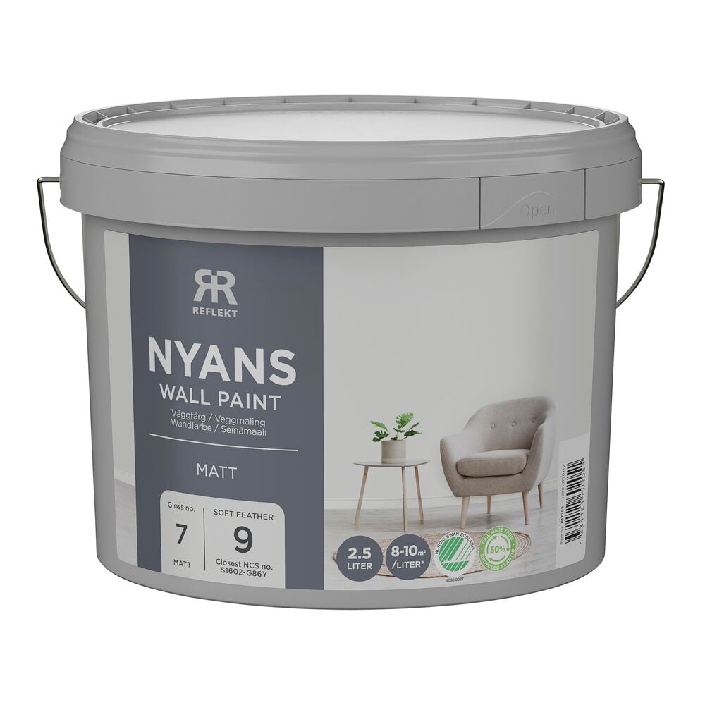 Seinämaali Nyans, 2,5 litraa, Soft Feather, harmaa ämpäri mattapinnalla.