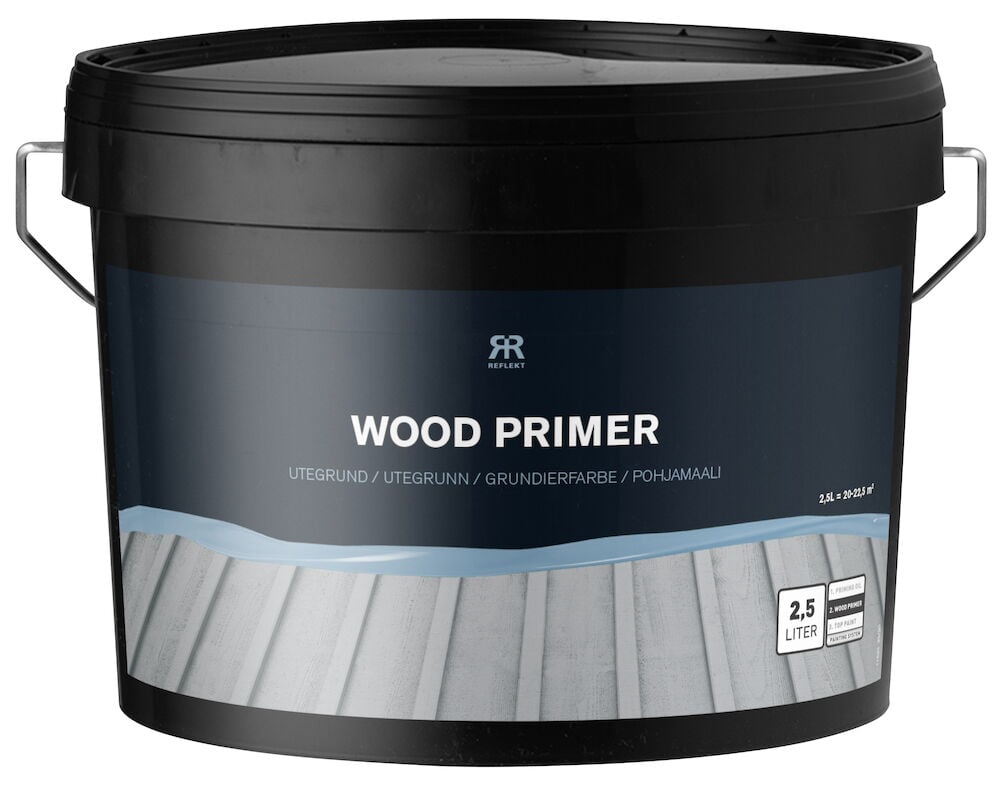 Svart plasthink med etikett för utomhus trägrund.