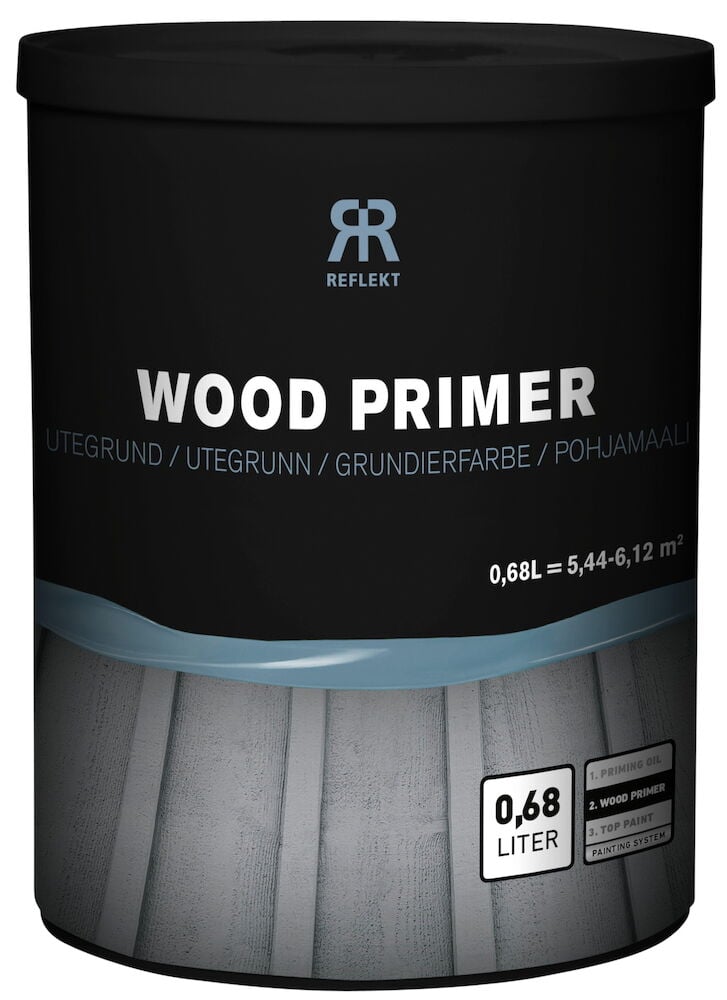 Svart burk med vit text, trägrund utomhus.