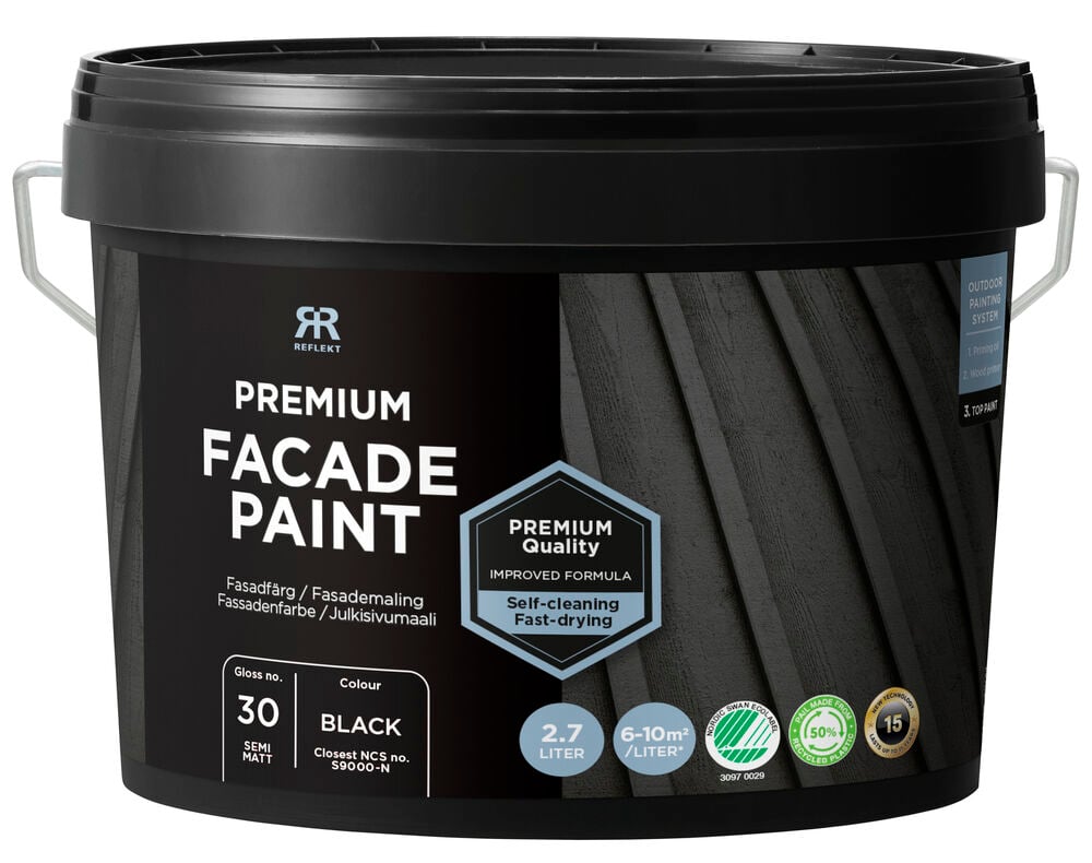 Svart plastbøtte med etikett for fasademaling utendørs.