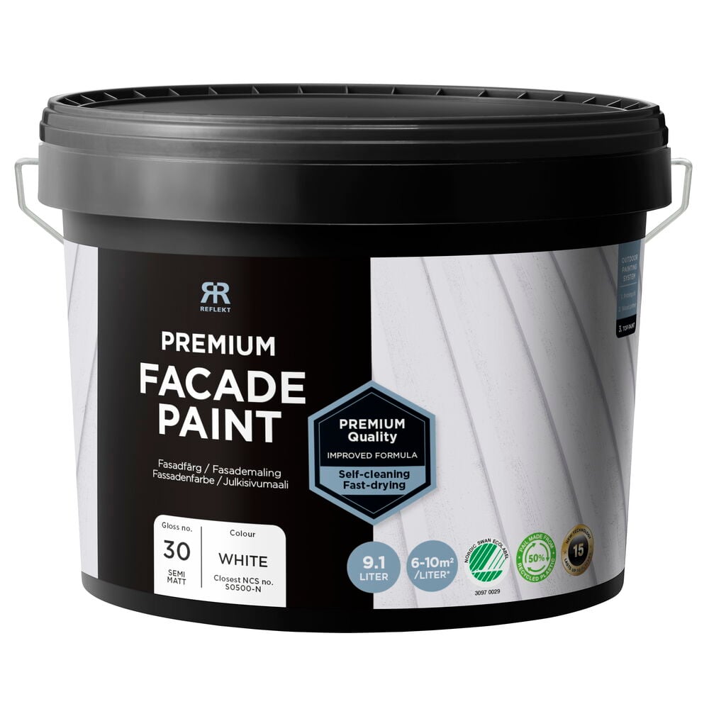 Svart plastbøtte med hvit fasademaling etikett.