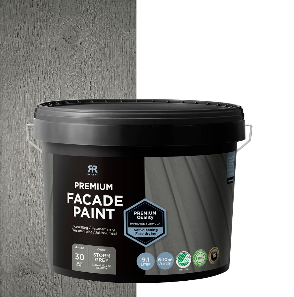 Mörkgrå fasadfärg i stor hink framför bräda.