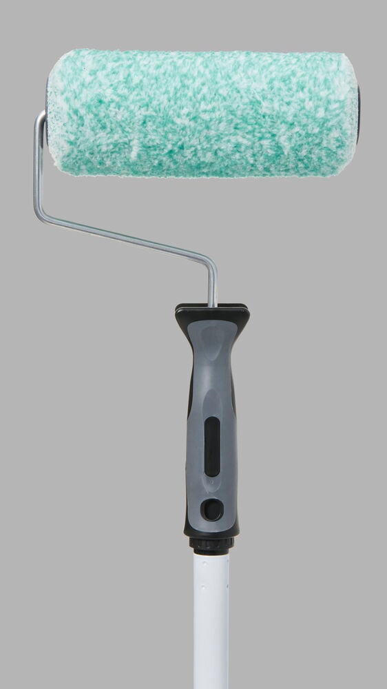 Grått förlängningsskaft med målarroller mot grå bakgrund.