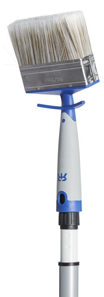Pensel monterad på grått förlängningsskaft för målning.