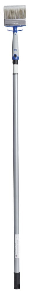 Teleskopskaft med fäste och borste upptill.