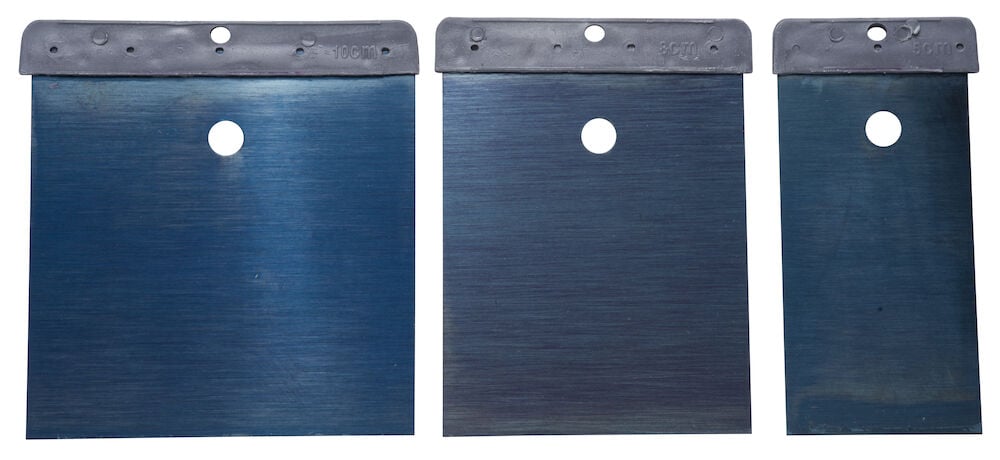 Kolme japaninlastaa eri kokoisina teräterällä.