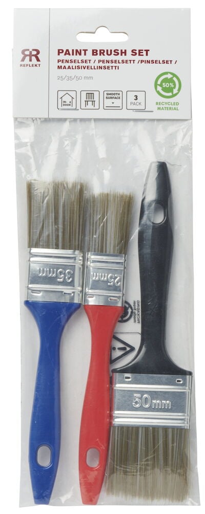 Tre penslar med färgade handtag i plastförpackning.