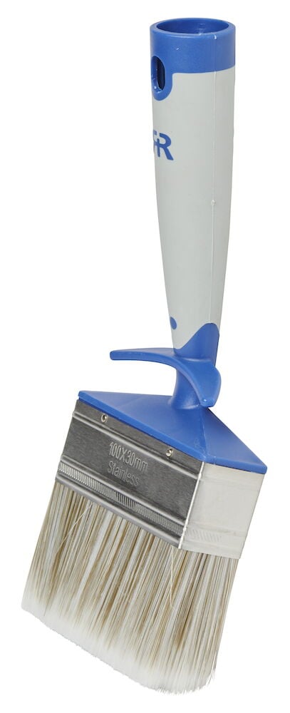 Vinkelpensel med blått handtag och tjocka borst.